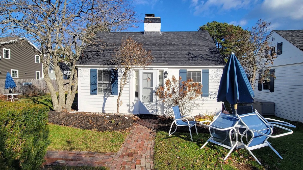Pine Point House | Charming Cottage Steps to Pine Point Bch - 1 mile OOB outside Scarborough w/AC