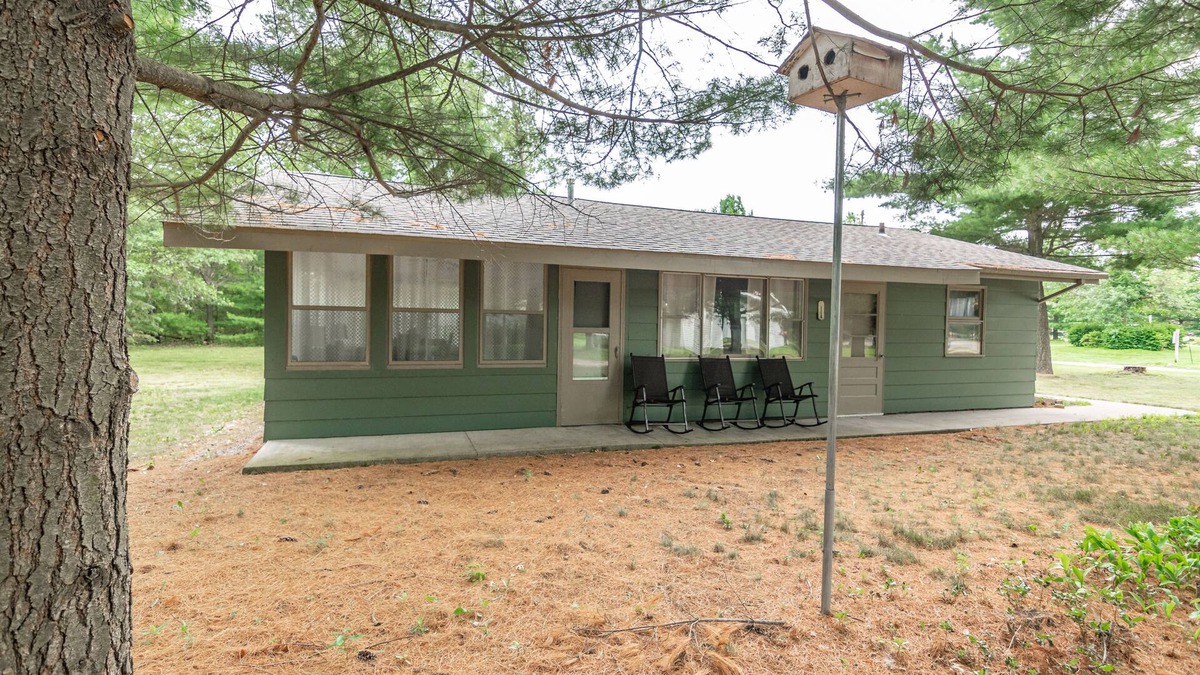 Arkdale House | CHARMING COTTAGE STEPS FROM CASTLE ROCK LAKE - PET FRIENDLY