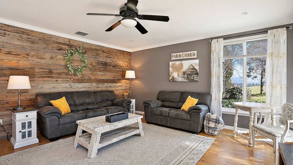 Central Point Cottage | 🌻 Charming Cottage On Peaceful 5 Acres in the Mountains