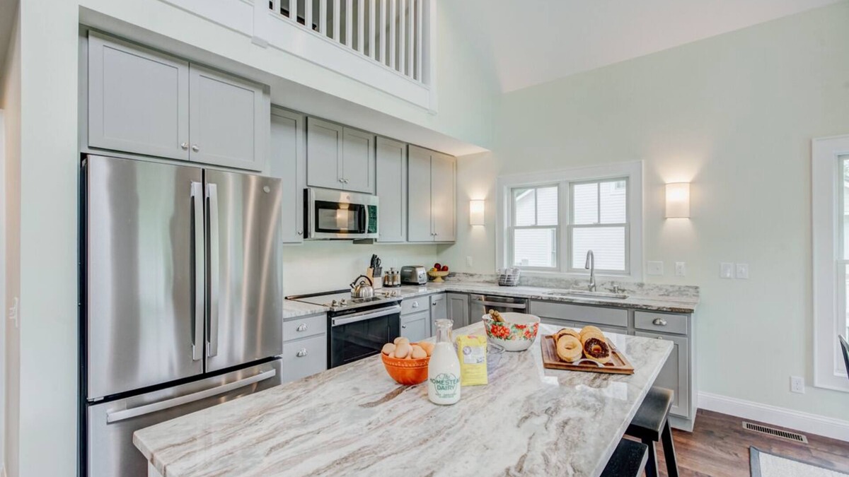 Warm Springs House | Charming cottage with Mountain views and access to the Old Dairy Complex