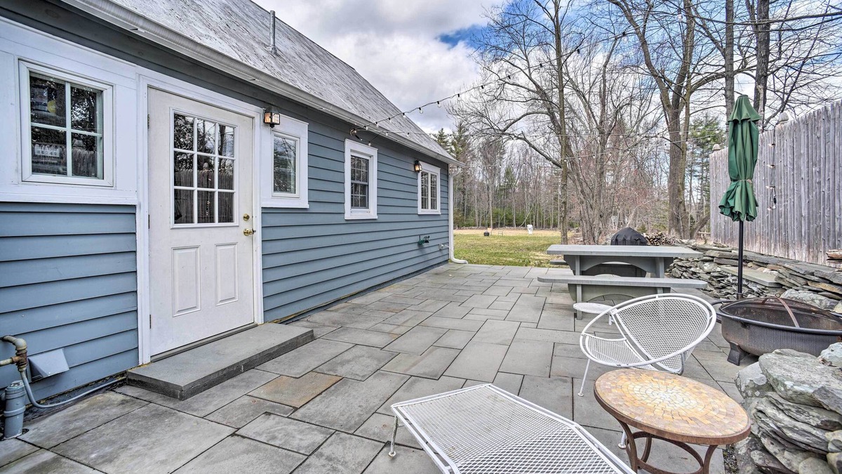 West Hurley Cottage | Charming Cottage w/Yard - 2 Mi to Tinker St!