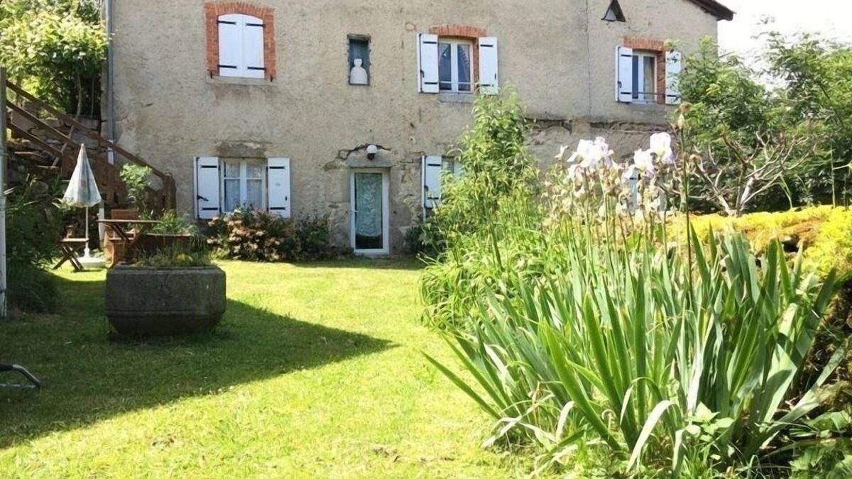 Jullianges Cottage | Charming Cottage with Garden, Fireplace, and Close to Festivals in Jullianges