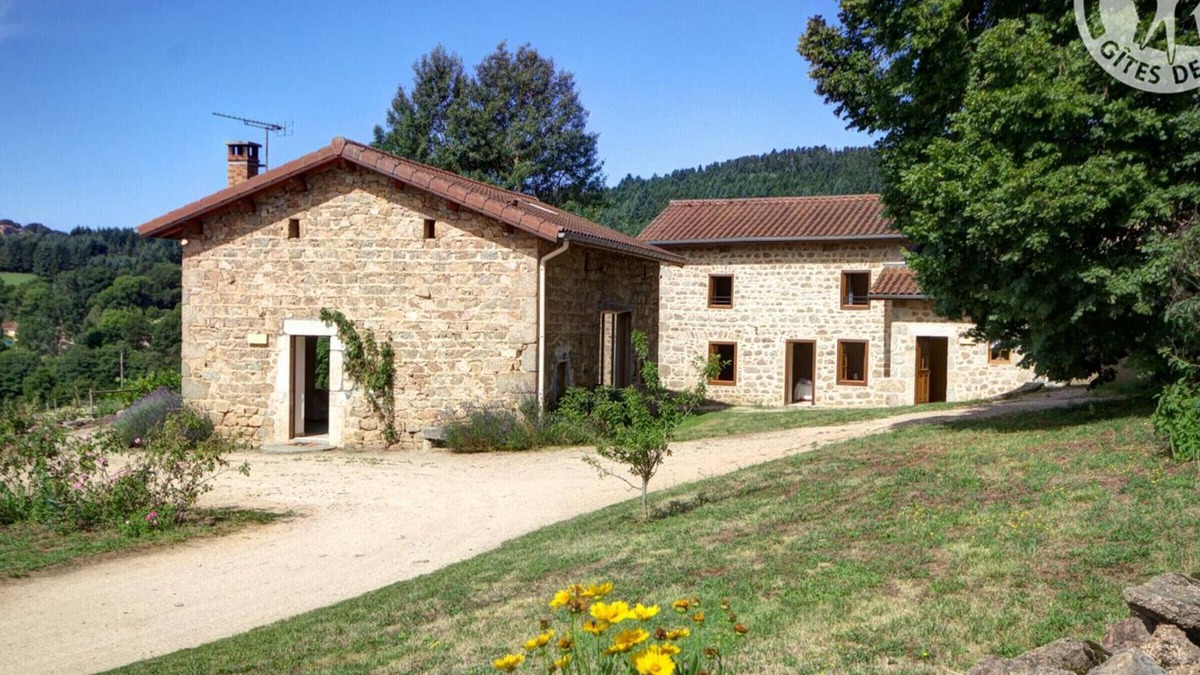 Les Salles Cottage | Charming cottage with fireplace, large garden and walks, pets allowed