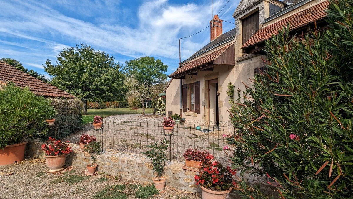 Nohant-Vic Cottage | Charming Cottage with Fireplace, Garden & WiFi Near Nohant