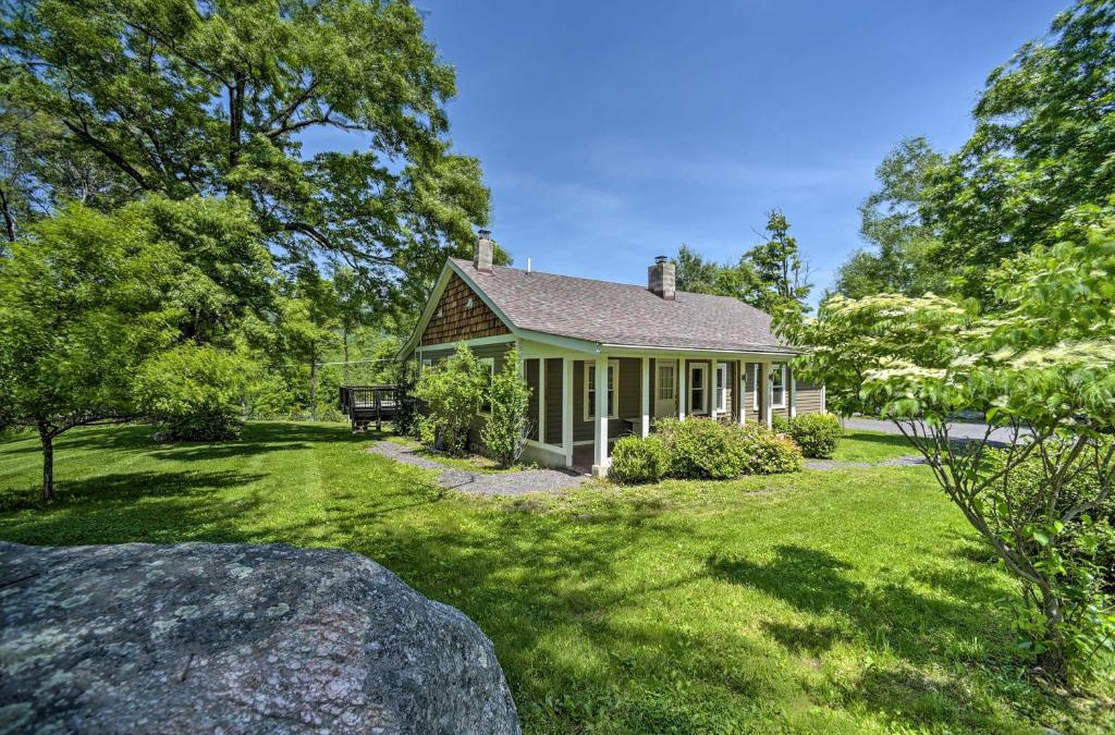 Wallkill House | Charming Cottage with Deck Mtn and Lake Views!