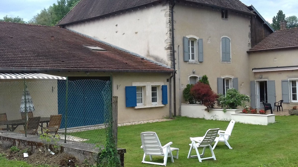 Isches Cottage | Charming Cottage with Fireplace, Terrace, and Baby Amenities near Bourbonne-les-Bains