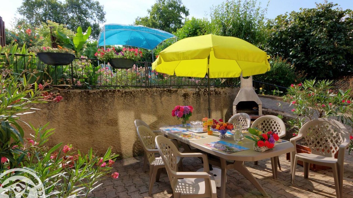 Bussieres Cottage | Charming cottage with garden, WiFi, pets allowed