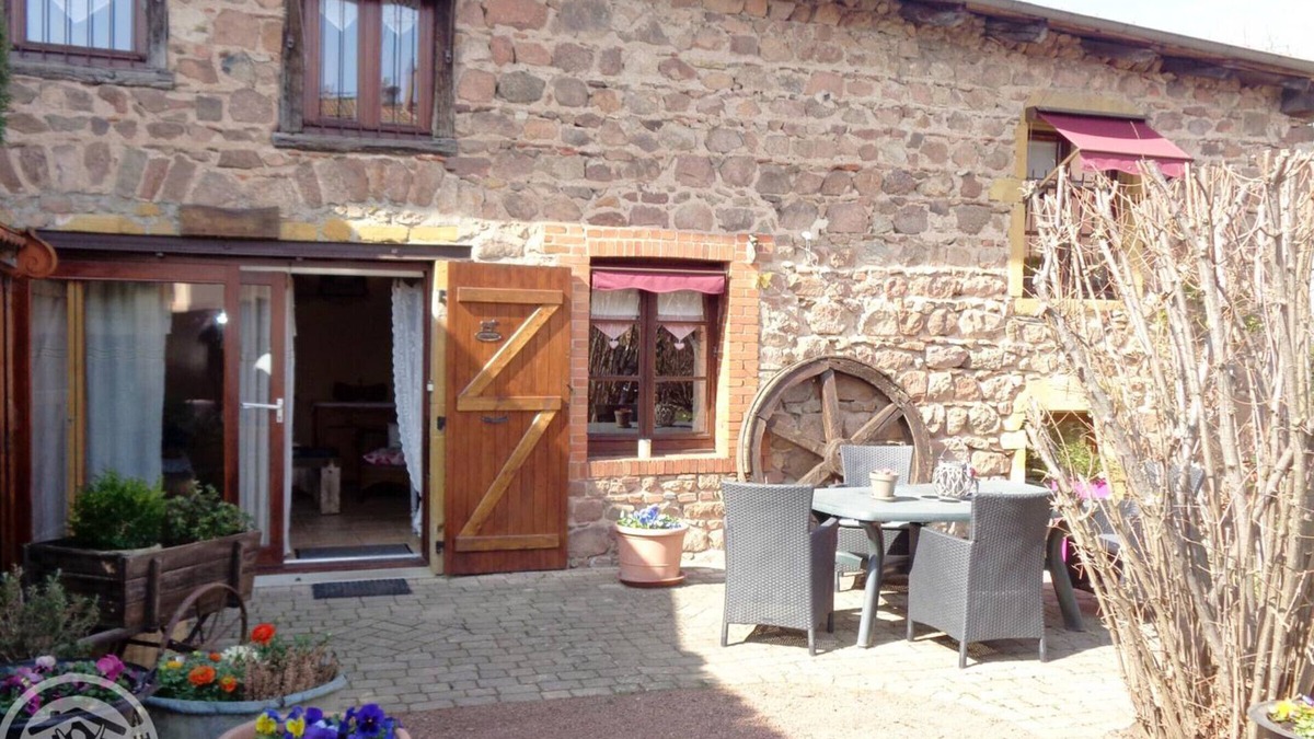 Cuinzier Cottage | Charming Cottage with Garden, Fireplace, and Modern Amenities near Cublize Leisure Base
