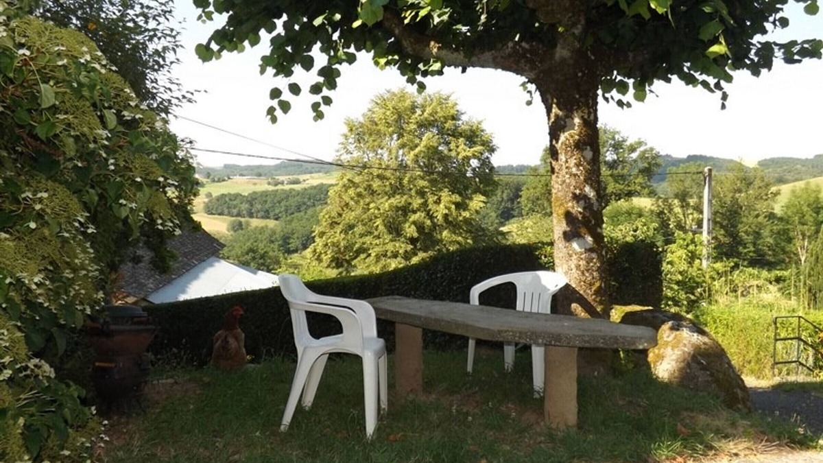 Ladinhac Cottage | Charming Cottage with Terrace, Near Hiking Routes & Scenic Villages