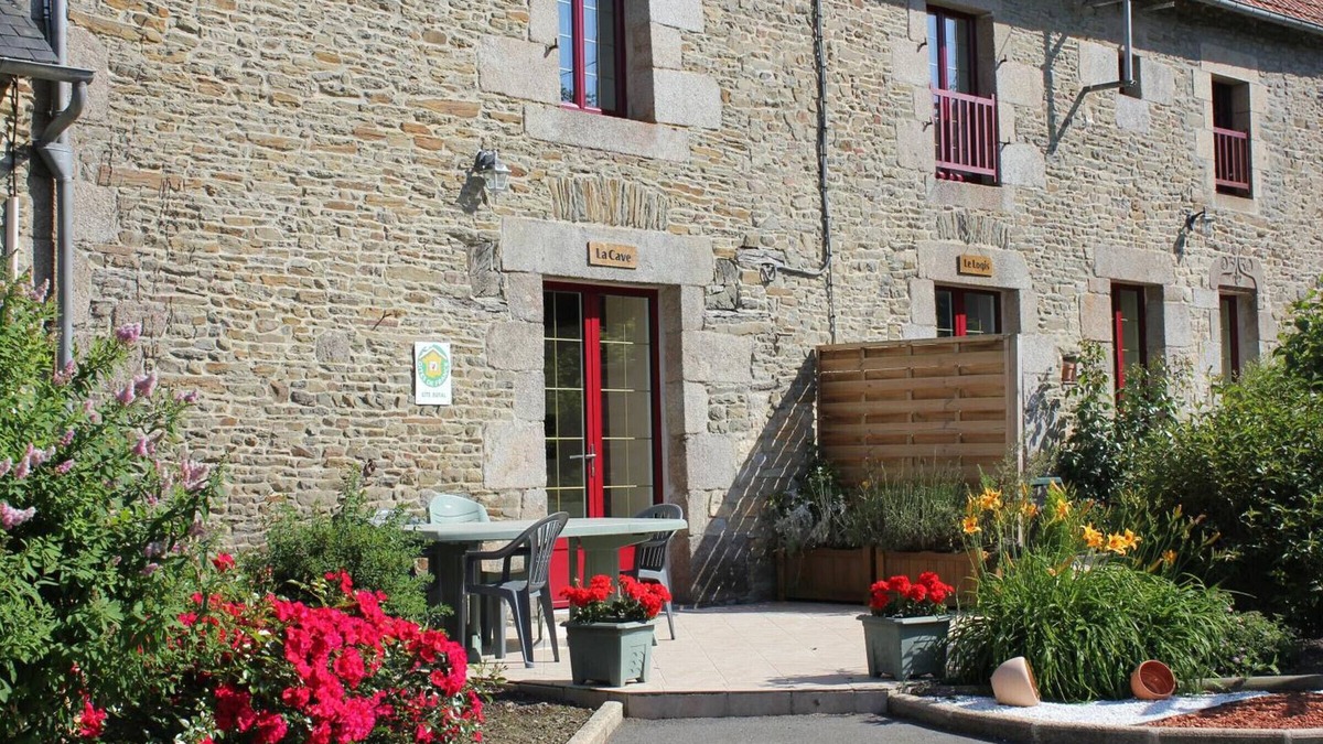 Vessey Cottage | Charming Cottage with Garden, Terrace, and Modern Amenities near Mont Saint-Michel
