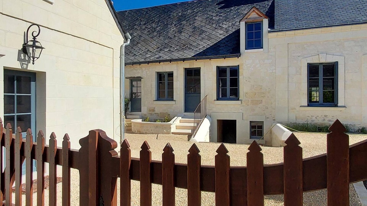 Benais Cottage | Charming cottage with garden near castles, WiFi, parking included