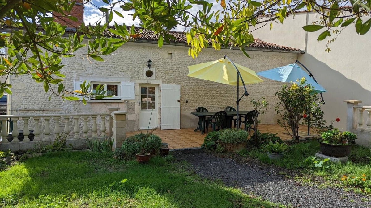 Barret Cottage | Charming Cottage with Private Garden, 4 Bedrooms, Near Thermal Town and Trails