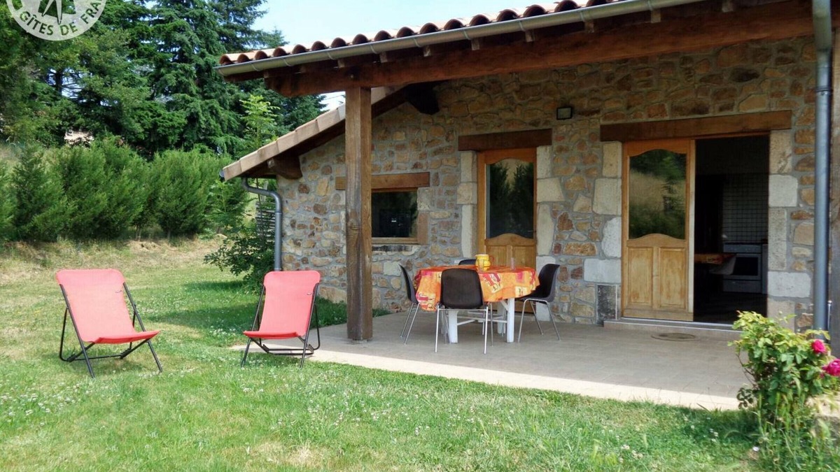 Chuyer Cottage | Charming Cottage with Terrace, Garden, and Modern Amenities in Tranquil Setting