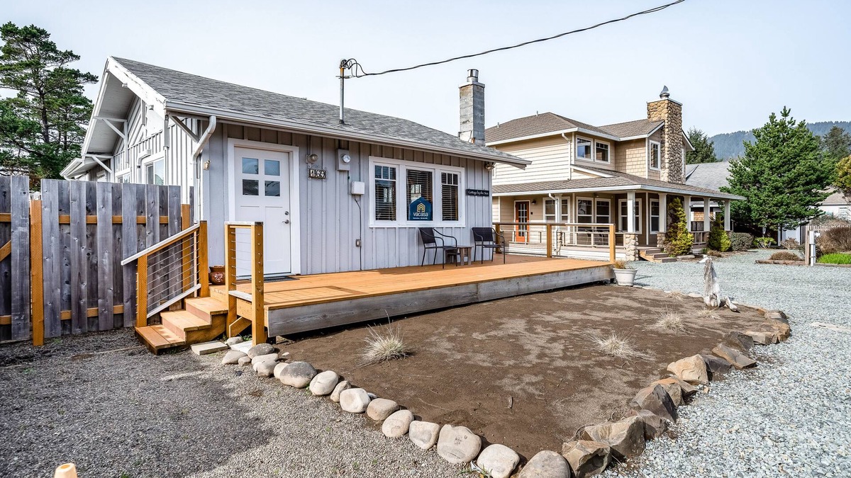 Manzanita Cottage | Charming cottage with WiFi & AC - 1/4 mile from the beach (MCA #1213)