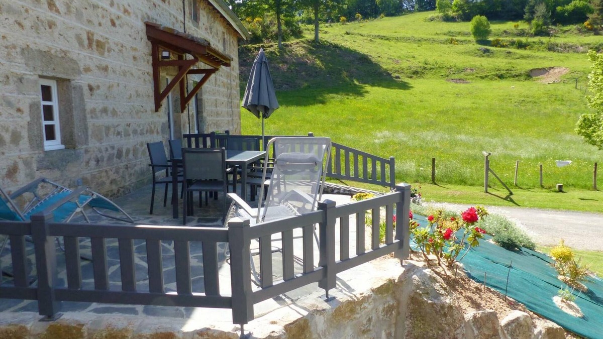 Apinac Cottage | Charming Cottage with Wifi, Bike Storage, and Outdoor Activities in Peaceful Forest Setting