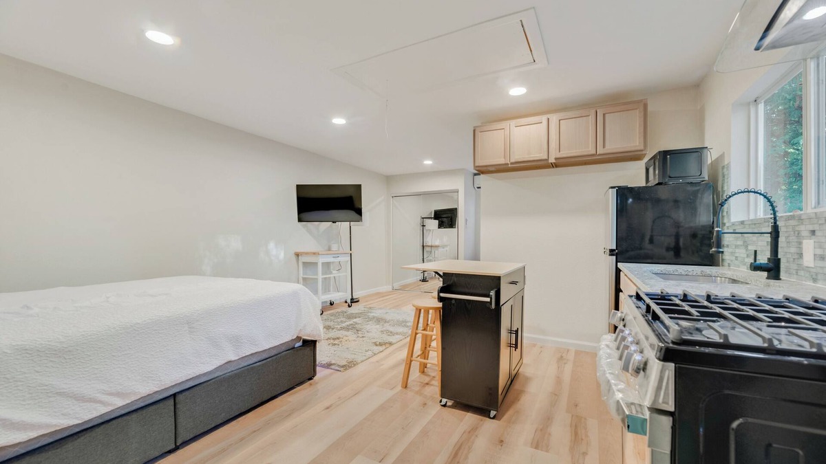 Denton Cottage | Charming cottage with WiFi and AC in phenomenal Denton