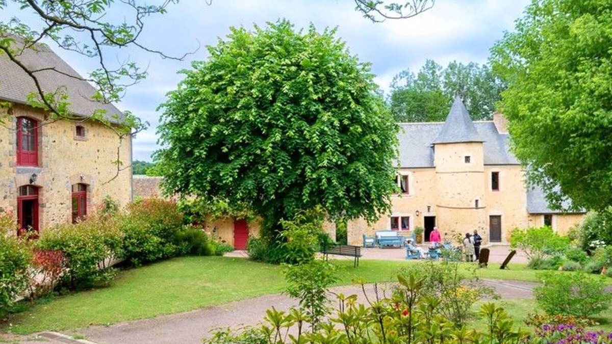 Asnieres sur Vegre Cottage | Charming Countryside Cottage with River Views, Near Historic Manor House