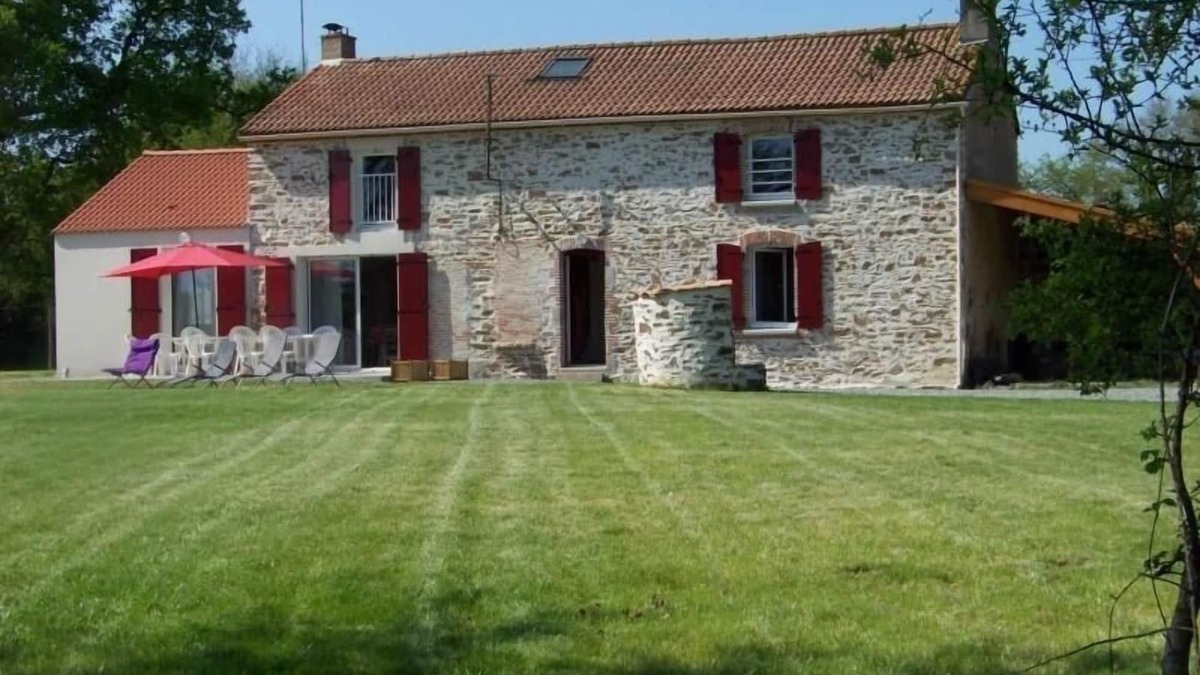 La Roche-sur-Yon Cottage | Charming Country House with Large Garden, Terrace, and Trampoline