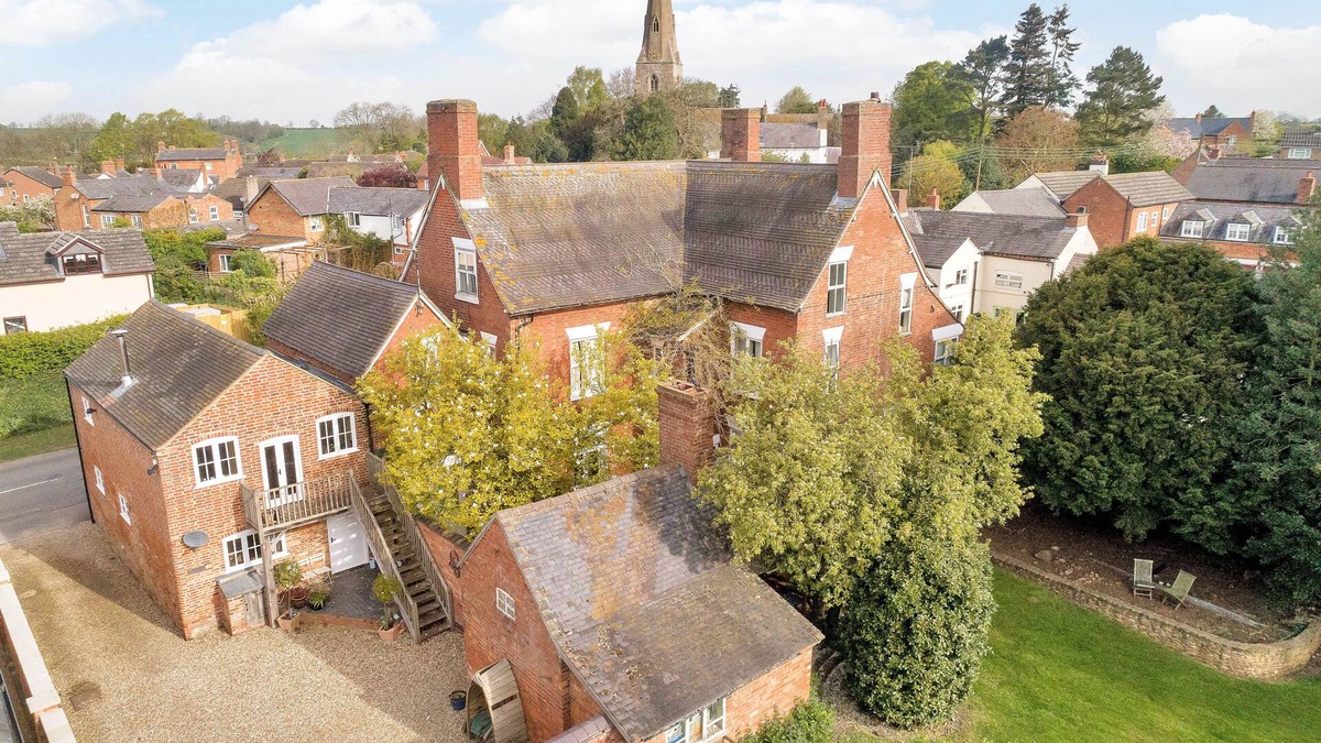 Lutterworth House | Charming country house - sleeps 18