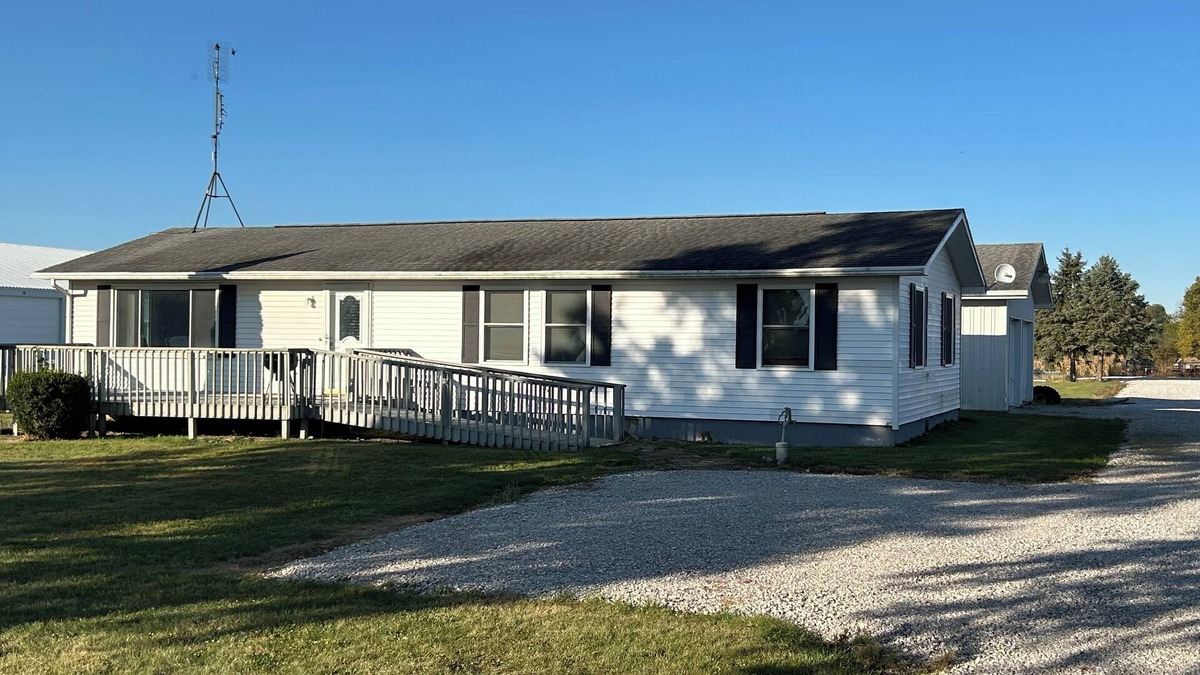 Servia House | Charming Country 3-bedroom home 4 Miles South of Wabash on HWY 13