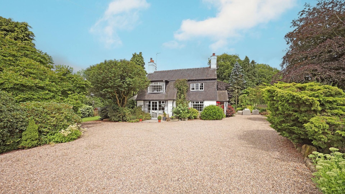 Forsbrook Cottage | Charming Country Cottage Retreat with Hot tub/Sauna/Cold Plunge Pool & Lake View