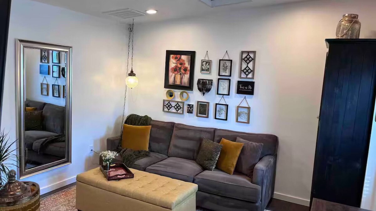 Nampa Apartment | Charming country cottage has private patio, hot tub & many other amenities.