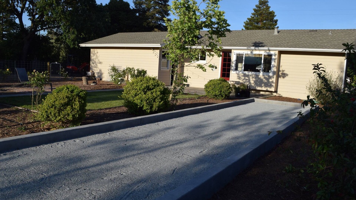 Sonoma House | Charming Country Cottage walk to Plaza Gas Fire Pit & Bocce & 4 Cruiser Bikes