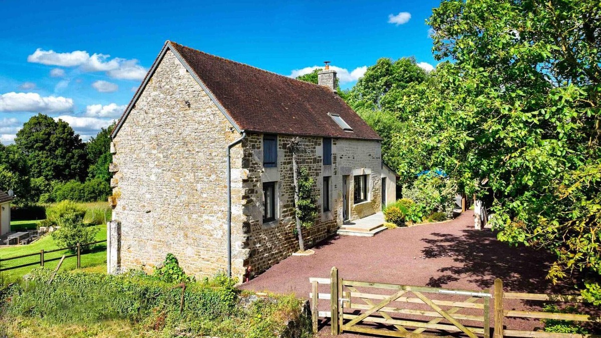 Joue-du-Plain Cottage | Charming Country House: Fireplace, Terrace, WiFi, Outdoor Games, Electric Charging, Near Fishing Spots