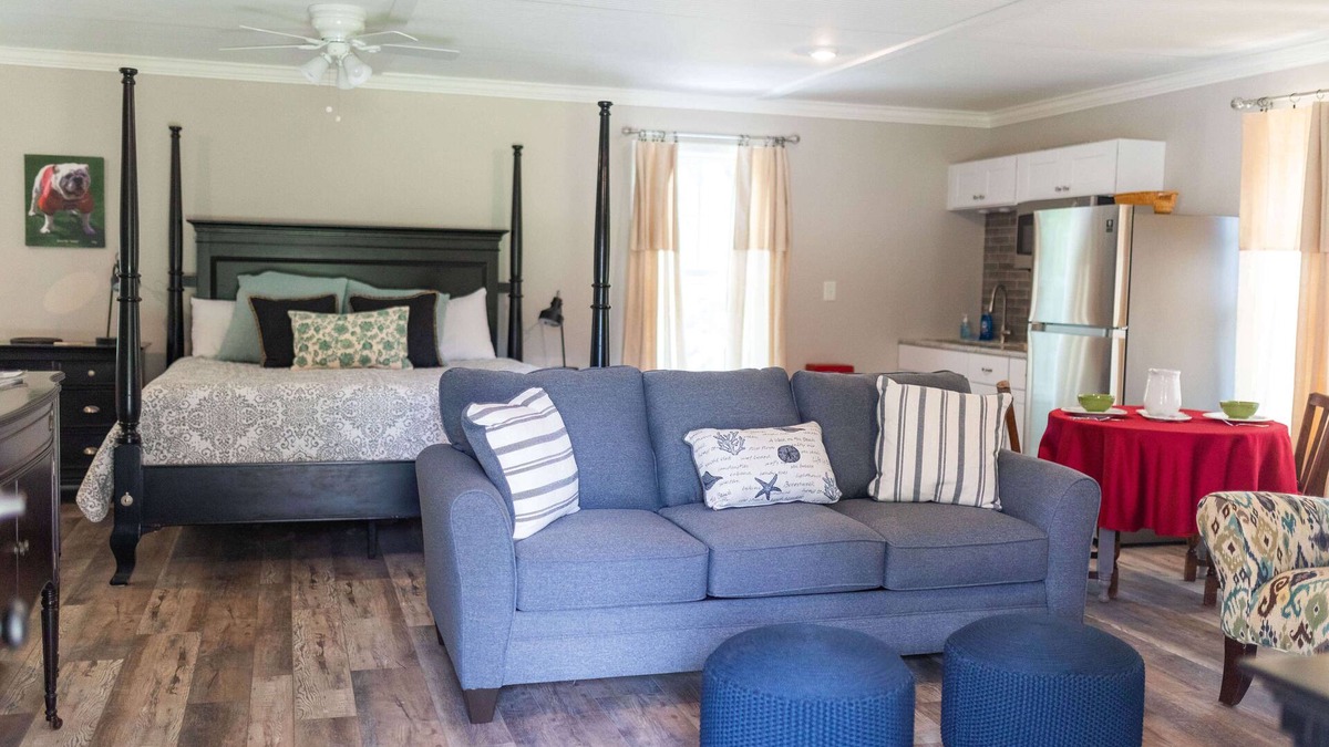 Athens Cottage | Charming country guest cottage eight miles from downtown Athens and UGA