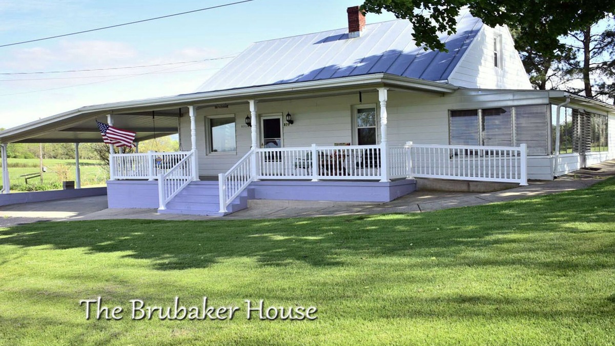 Luray House | Charming Country Home, Beautiful Mountain Views, Near Vacation Activities.