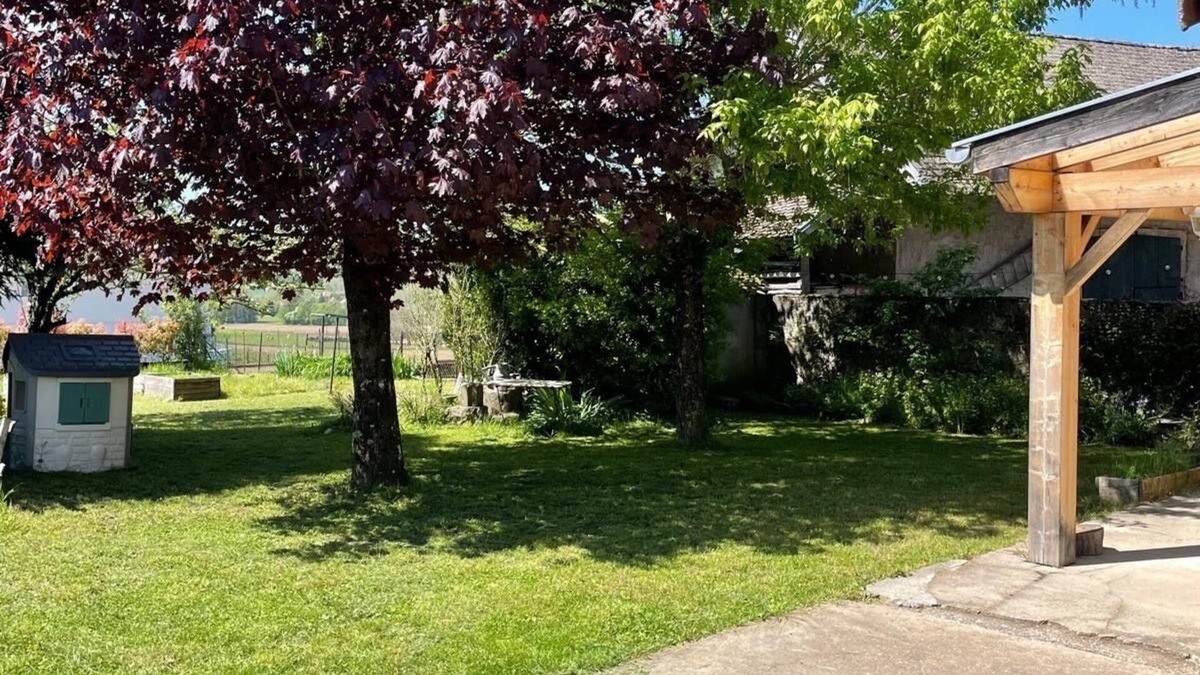 Valencogne House | Charming country house, quiet garden with trees, near Lake Paladru