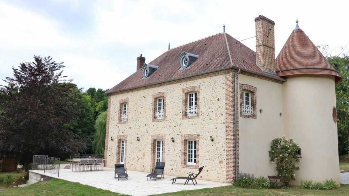 Bizou Cottage | Charming Country House: 3 Bedrooms, Private Garden, Terrace, Central Heating, Near Lake, Free WiFi