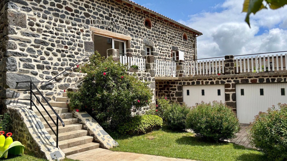 Seneujols Cottage | Charming Country Retreat: 3 Ensuite Bedrooms, Terrace, BBQ, Pet-Friendly, Fiber WiFi, Near Puy-en-Velay
