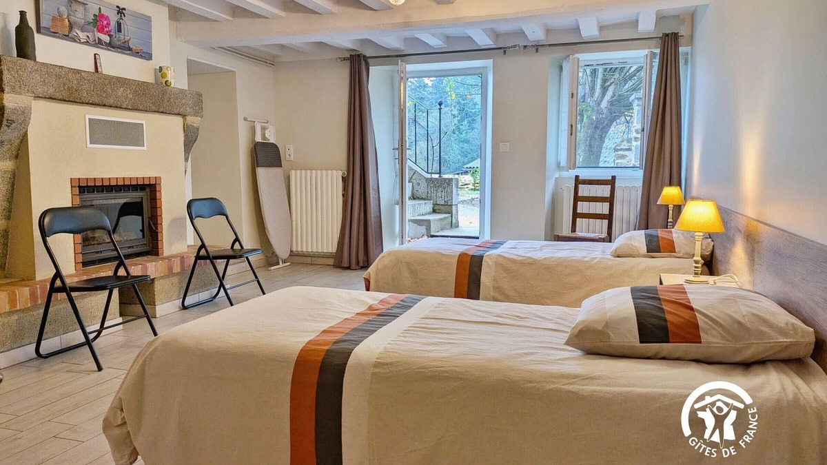 L'Huisserie Cottage | Charming Countryside Retreat with Farm Experience and Nearby Forest
