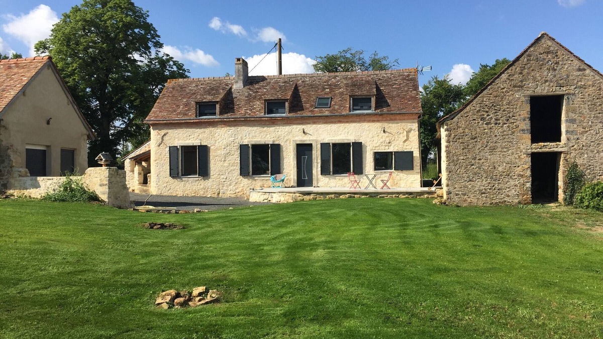 Avesse Cottage | Charming Countryside Farmhouse with Garden, Terrace & Spacious Rooms