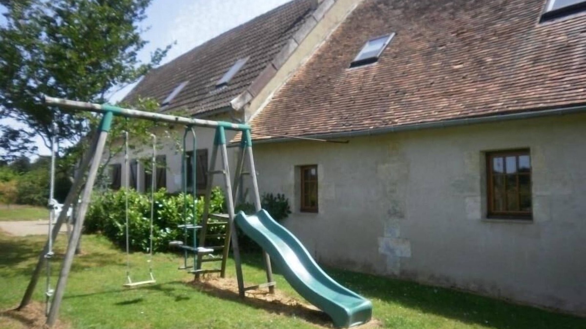 Arthon Cottage | *Charming Countryside House with Garden & Near River, Sleeps 10*