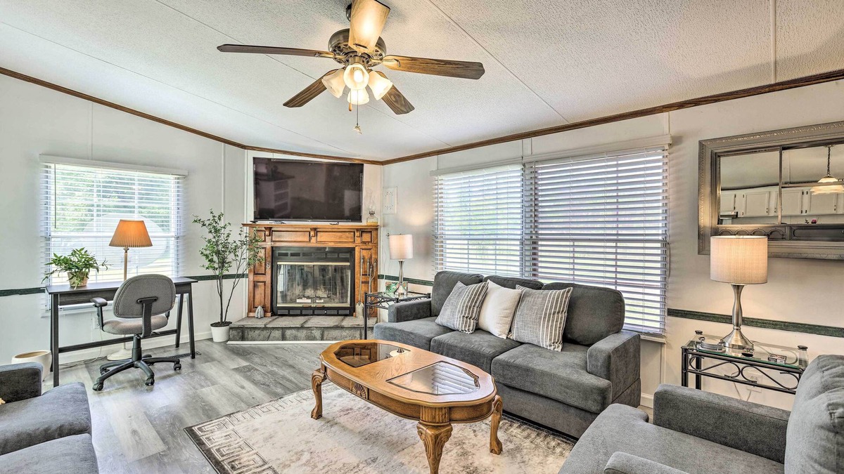 Livingston House | Charming Countryside Home w/Covered Porch!