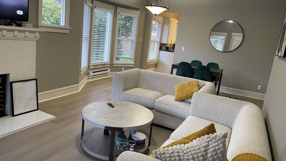 South End House | Charming Cozy 2-bedroom house in Tacoma with WiFi. High ceiling