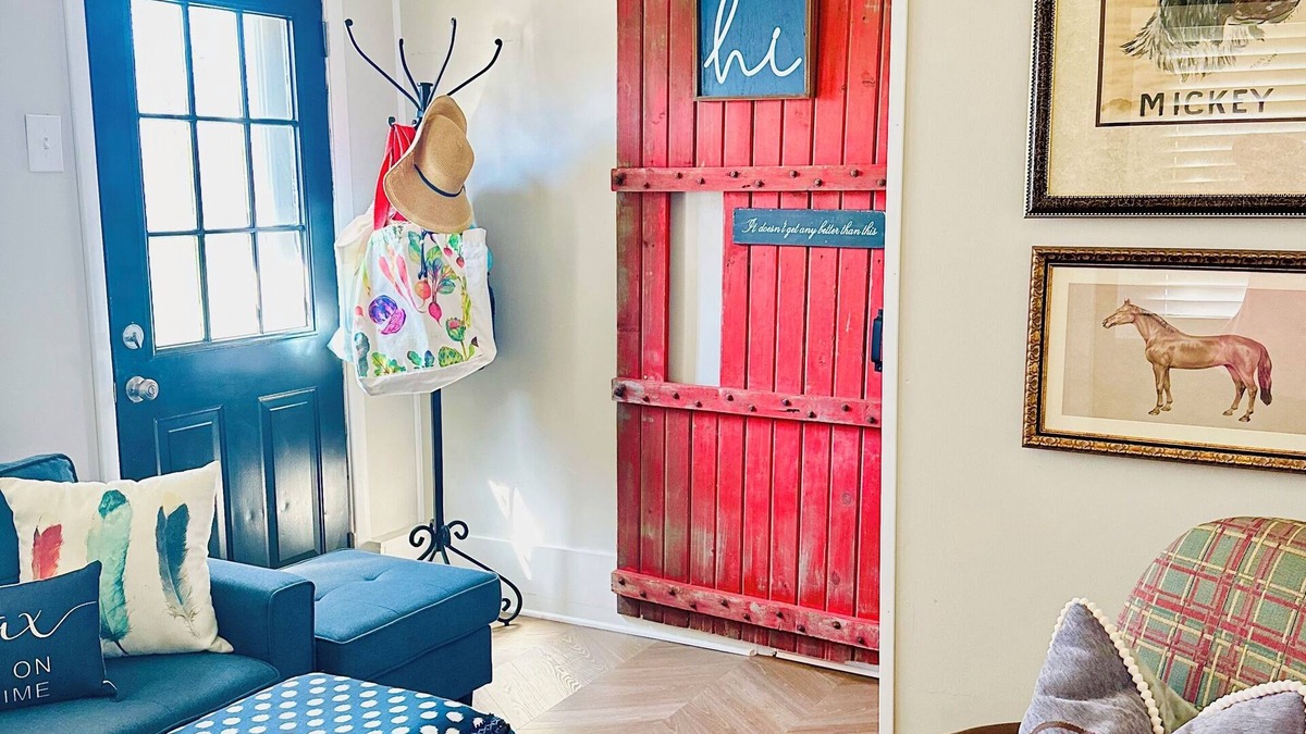 Three Oaks House | Charming, cozy and 5 star home STEPS to Journeyman & Acorn Theatre!