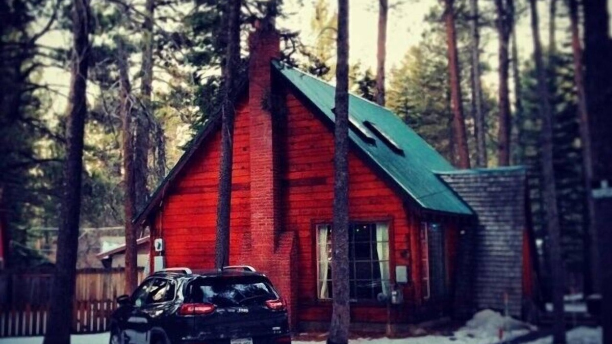 Tahoe Island Cabin | Charming, Cozy Cabin. Close to Beaches, Hiking and Skiing - Sleeps 4