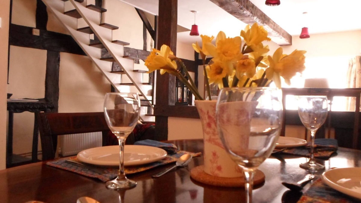 Pershore Cottage | Charming cozy cottage fully updated within walking distance of shops and market