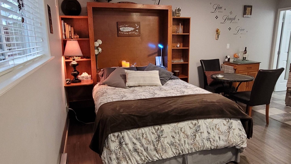 Langford Apartment | Charming Cozy Suite In Langford.