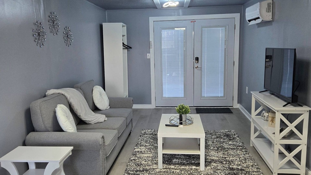 Linthicum Heights Apartment | Charming & Cozy 1-bedroom apartment newly renovated in Linthicum Heights.