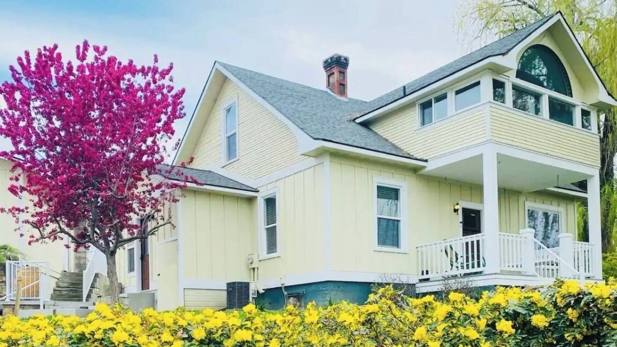 Prosser House | Charming craftsman 3-bedroom, home with AC and hot tub in downtown Prosser WA!