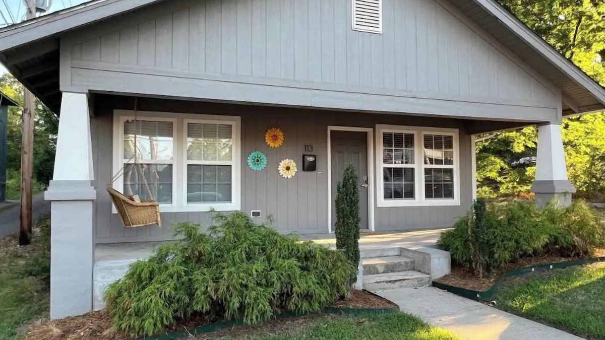 Tahlequah House | Charming Craftsman Cottage. Downtown Gem!