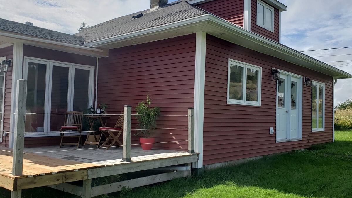 Colinet House | Charming craftsman cottage - tranquility on the bay!