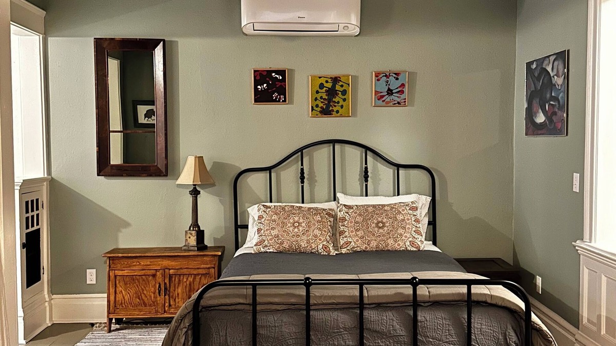 King Apartment | Charming Craftsman Studio near Alberta and Mississippi District