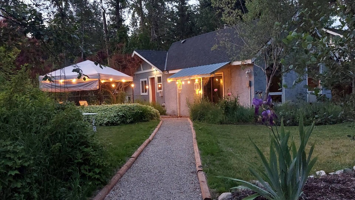 Vernon Cottage | Charming Creekside Cottage in Nature with Historic Roots