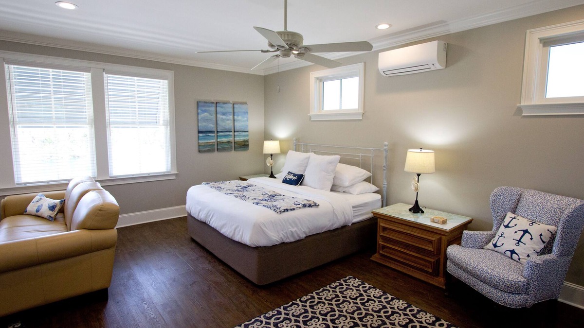 Saint Helena Island Apartment | Charming Custom Carriage House on 40 Acres! Only 5 minutes to Beaufort's Bay St.
