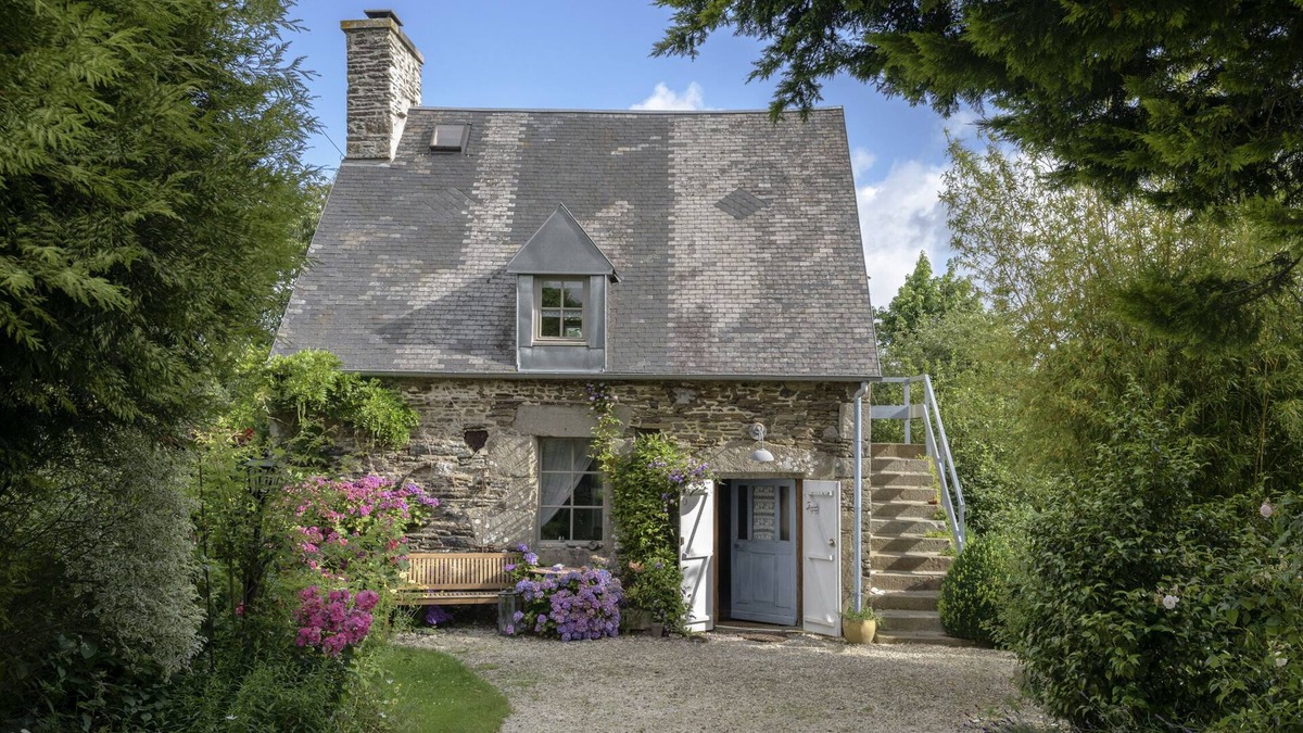 Le Mesnil-Tove Cottage | Charming detached country house with large garden, dogs welcome